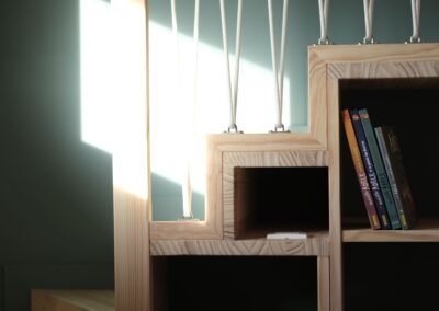 Détail du bas de l'escalier avec ses rangements