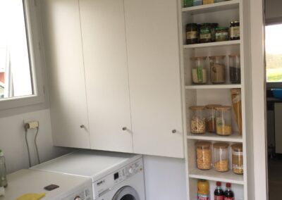 Étagères et meuble avec portes en mélaminé blanc pour équiper un cellier
