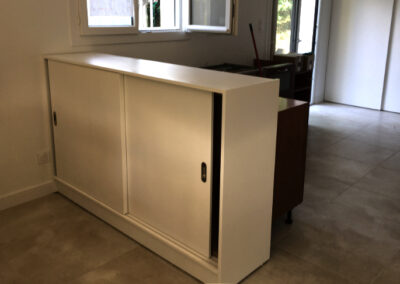 Meuble en medium hydrofuge peint en blanc avec 2 portes coulissantes