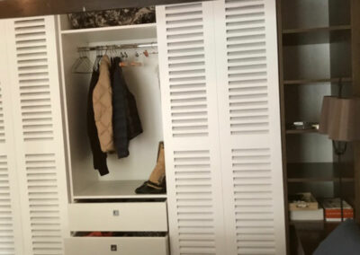 Dressing en mélaminé avec tiroirs et portes coulissantes en bois exotique peint en blanc