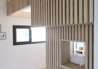 Entrée de la chambre avec ouverture à la tête de lit et clairvoie décoratif