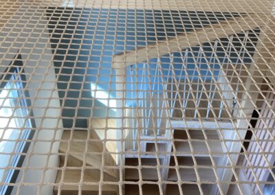 Vue de l'escalier/rangements à travers le filet