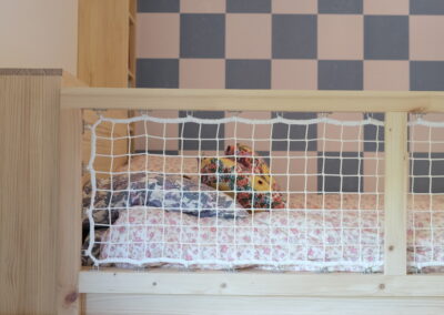 Filet servant de garde corps pour un lit d'enfant sur une mezzanine