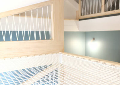 Filet jouxtant un lit cabane dans une chambre d'enfant