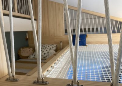 Filet jouxtant le lit du haut vu du garde corps au dessus de l'escalier