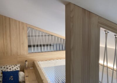Filet jouxtant le lit du haut vu du garde corps au dessus de l'escalier