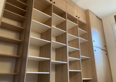 Étagères de dressing en mélaminé bois et blanc, meubles portes coulissantes, à Labenne océan 40