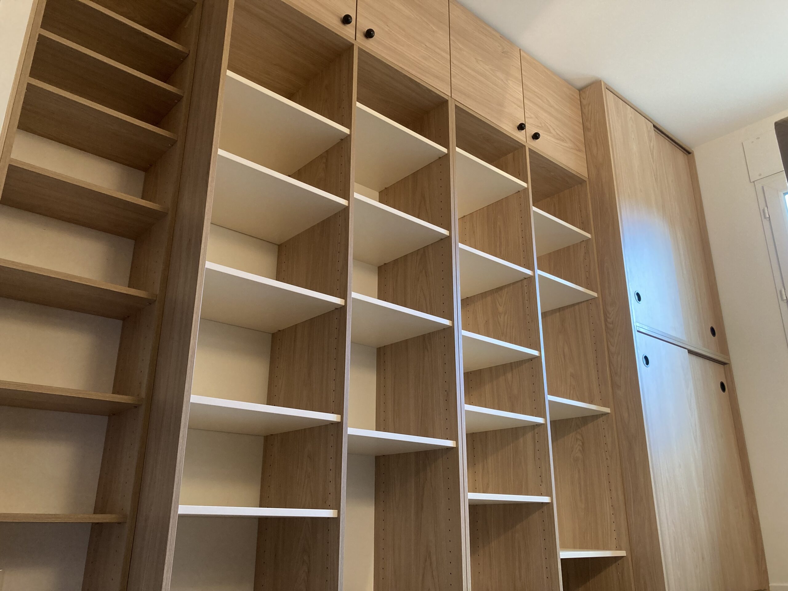 Étagères de dressing en mélaminé bois et blanc, meubles portes coulissantes, à Labenne océan 40