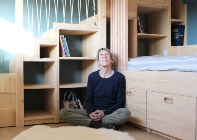 Conceptrice, réalisatrice admirant son oeuvre