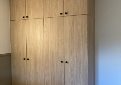 Meubles de dressing avec portes à la française en stratifié décor chêne texturé en 4 modules