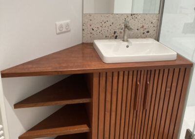 Meuble de salle de bain, plan et tablettes en chêne massif teinté