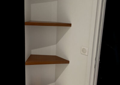 Tablettes en chêne massif teinté fixation invisible dans mur en placo