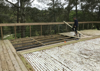 Terrasse en pin suspendue