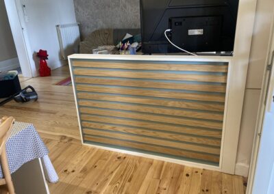 Tête de mur en medium peint et lattes de chêne massif Ht : 1000 mm servant de séparation entre deux pièces