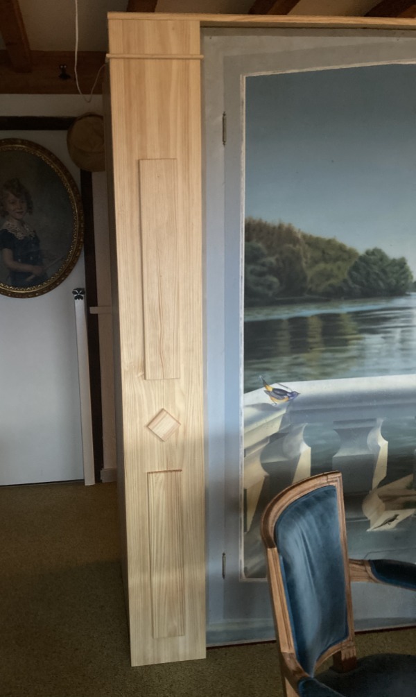 Encadrement en pin Radiata fini à l'huile rubio pure pour un trompe l'oeil pour cacher l'arrière de placards à Saint Martin de iInx