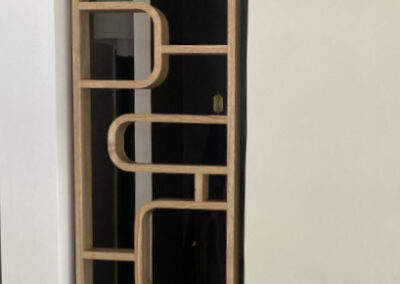 Claustra sur mesure en bois de châtaignier massif ajouré pour habiller une niche dans un mur