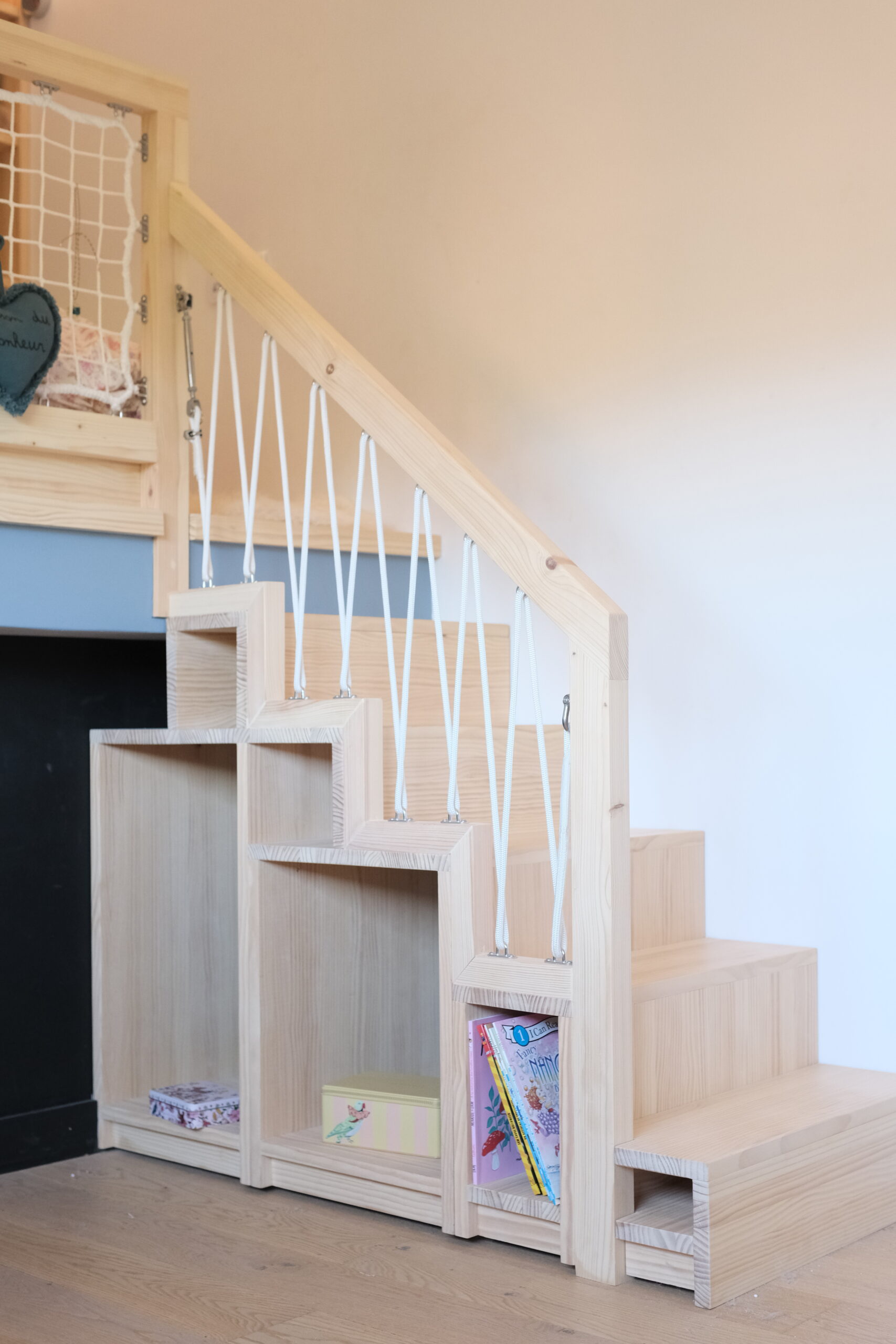 Aménagement sur mesure sous un escalier en medium peint et contreplaqué chêne finition Rubio