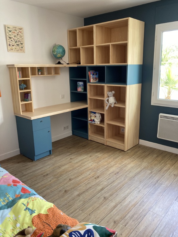 BUREAU PAUL VUE D'ENSEMBLE Bureau en pin Radiata finition huile rubio et medium bio sourcé peint avec une peinture A+