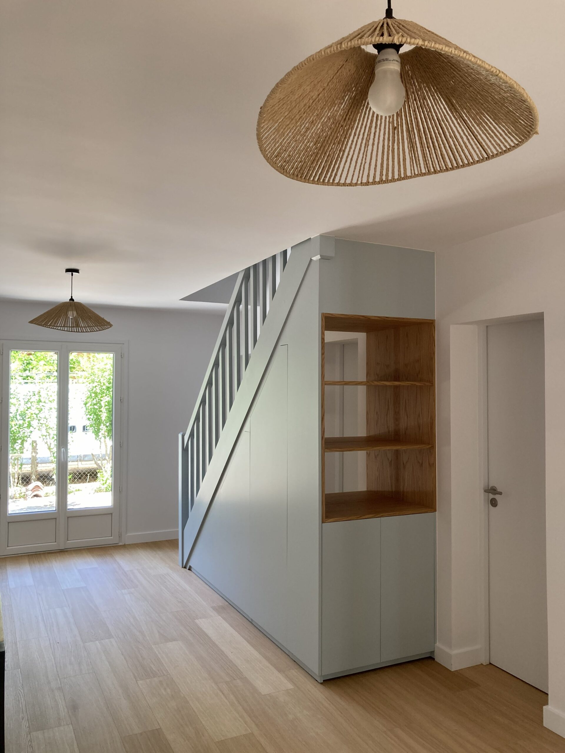 Aménagement sous escalier IV Aménagement sur mesure sous un escalier en medium peint et contreplaqué chêne finition Rubio