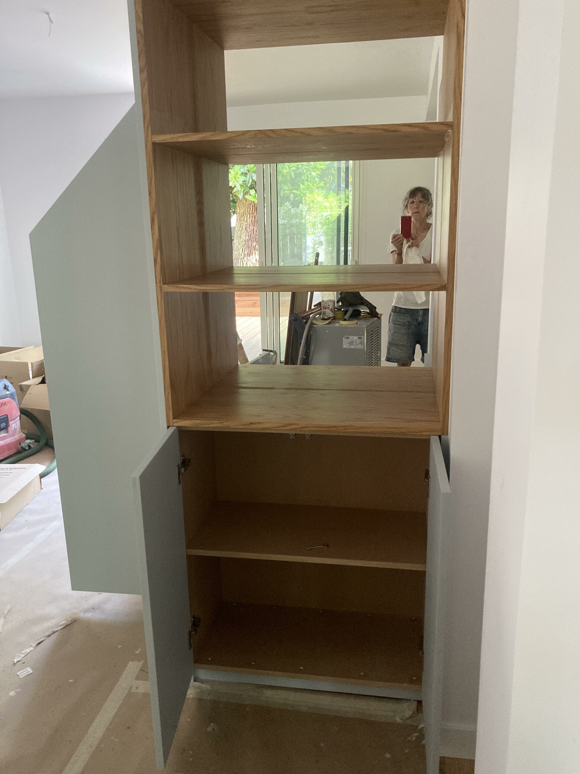 Meuble bar portes ouvertes Aménagement sur mesure sous un escalier en medium peint et contreplaqué chêne finition Rubio