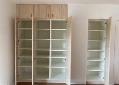 PORTES DE PLACARD EN PIN OUVERTES