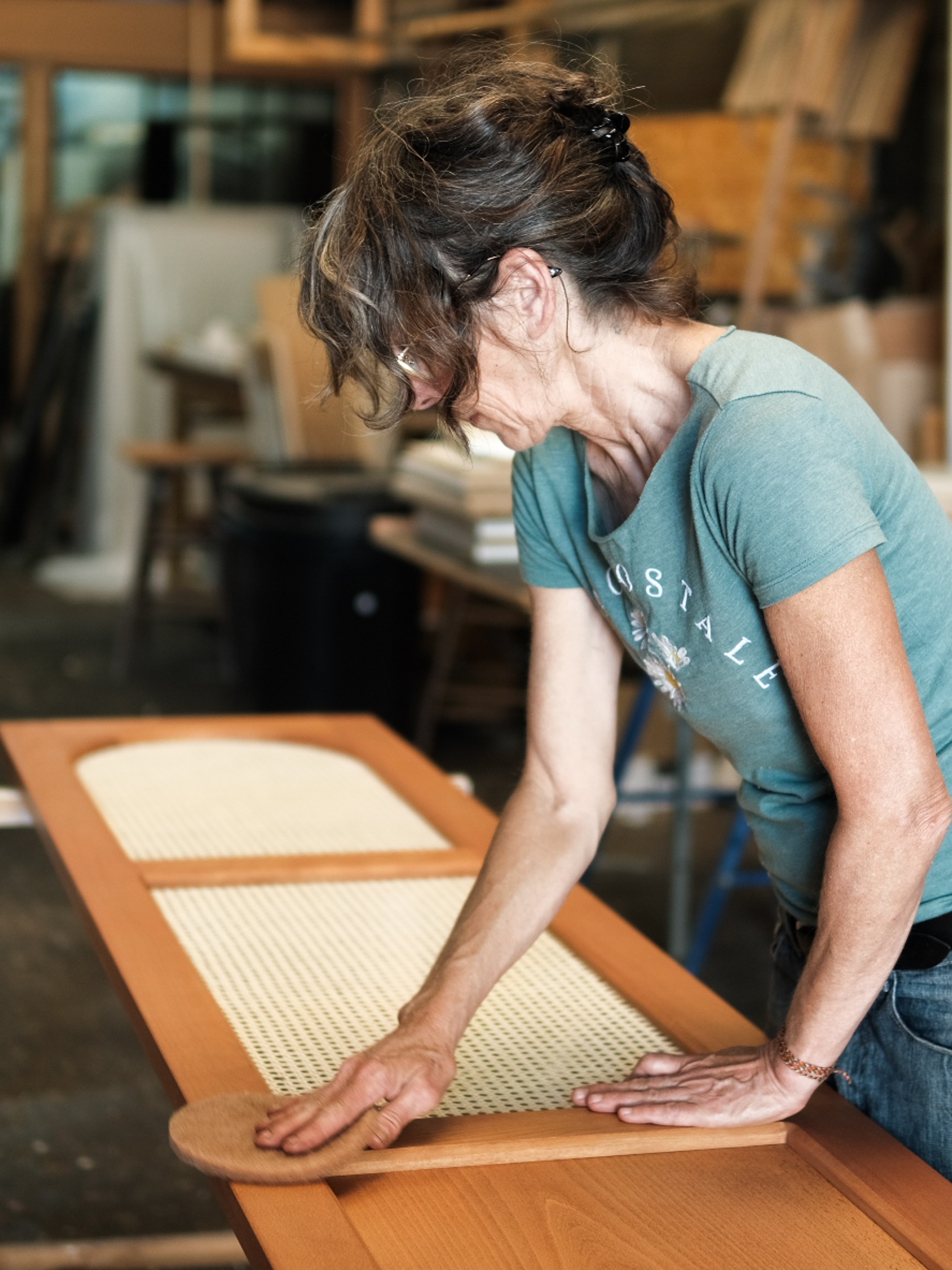 Artisane ébéniste Capbreton au travail