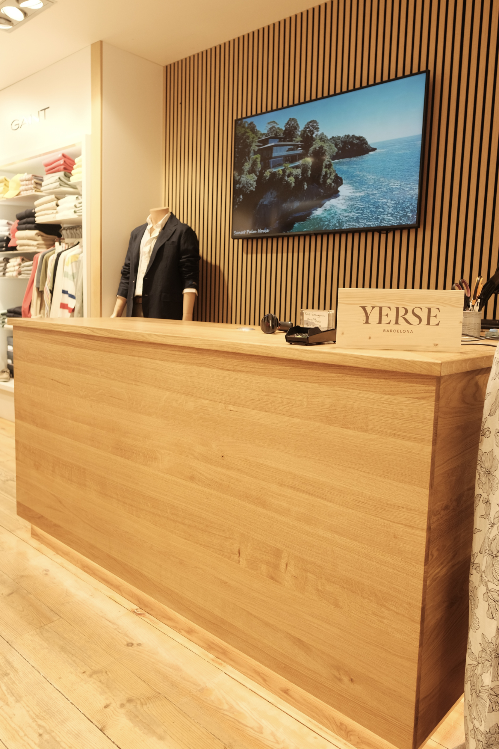 Comptoir en chêne massif pour une boutique d'Hossegor