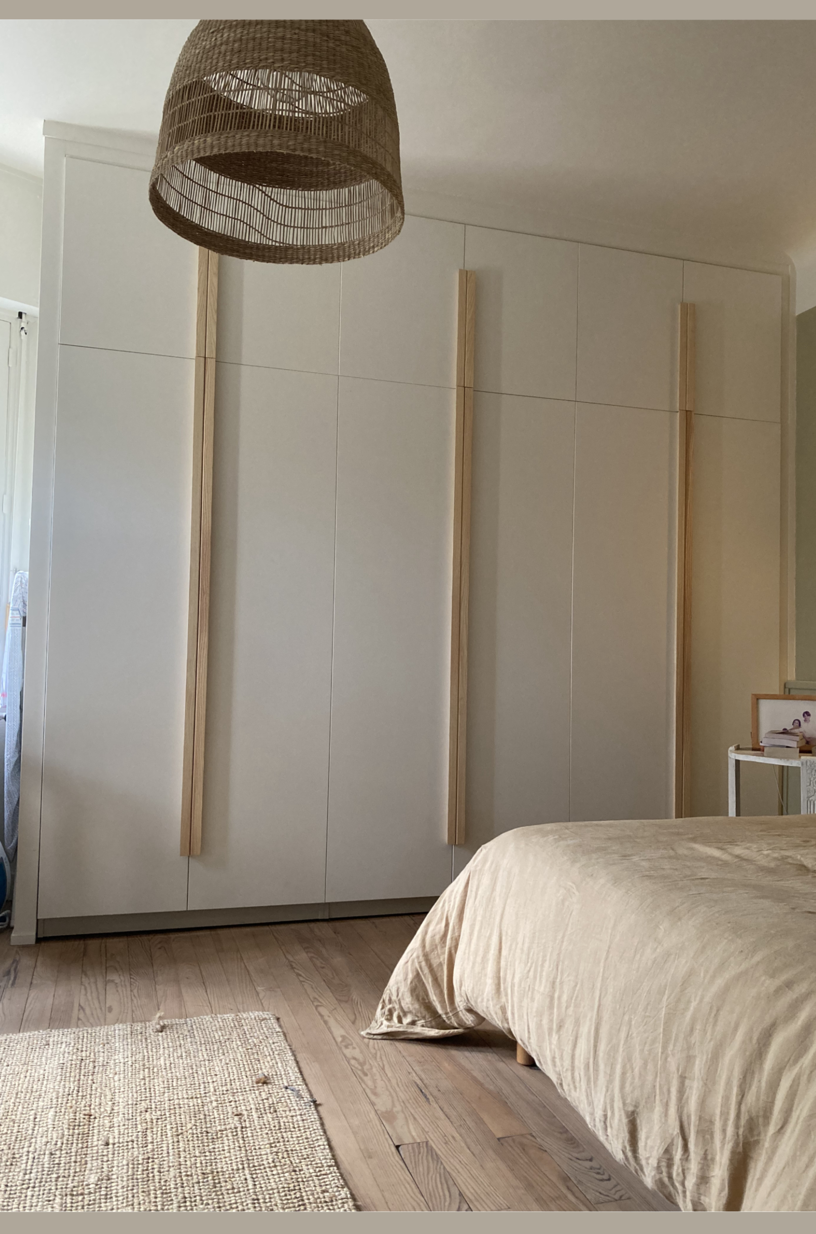 Portes en medium avec des prises de main en frêne sur mesure pour fermer des placards suédois à Capbreton. 